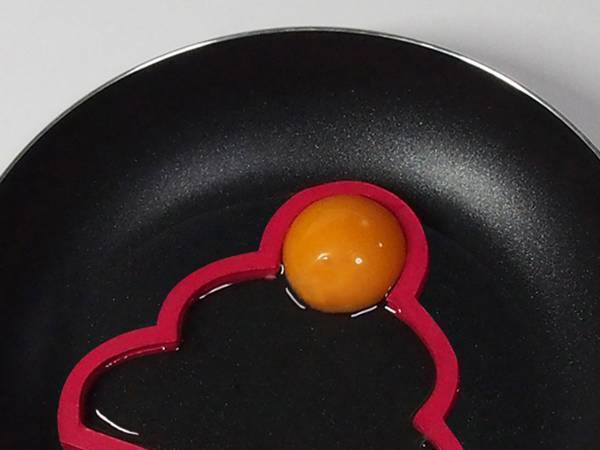 「もうすぐお正月なので」　目玉焼きの、黄身と白身の配置に「天才的な発想力」