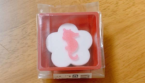 「少量でいいんだよな…」　一人暮らしの女性がコンビニでおせちを済ませたら？