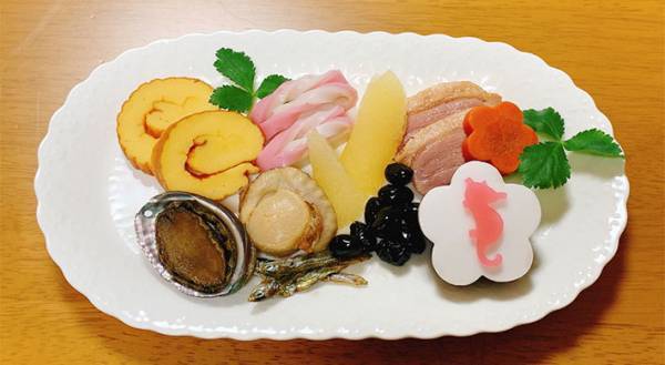 「少量でいいんだよな…」　一人暮らしの女性がコンビニでおせちを済ませたら？