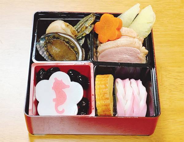 「少量でいいんだよな…」　一人暮らしの女性がコンビニでおせちを済ませたら？