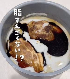 豚の角煮に浮いた脂、一瞬で取り除くには？　見れば納得の発想に「次からそうします」「気持ちいい！」