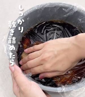 豚の角煮に浮いた脂、一瞬で取り除くには？　見れば納得の発想に「次からそうします」「気持ちいい！」