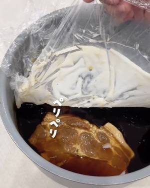 豚の角煮に浮いた脂、一瞬で取り除くには？　見れば納得の発想に「次からそうします」「気持ちいい！」