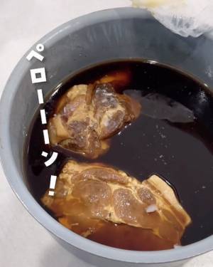 豚の角煮に浮いた脂、一瞬で取り除くには？　見れば納得の発想に「次からそうします」「気持ちいい！」
