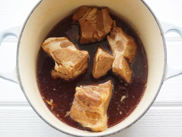 豚の角煮に浮いた脂、一瞬で取り除くには？　見れば納得の発想に「次からそうします」「気持ちいい！」