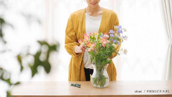 日比谷花壇「茎の下部をカットして！」　生花を花瓶にいける時のポイントとは？