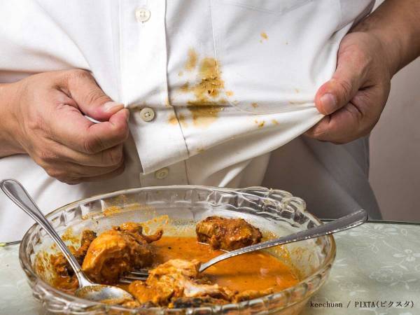 服に食べ物を落としちゃった！　専門店に聞いた『正しい対処法』がタメになる