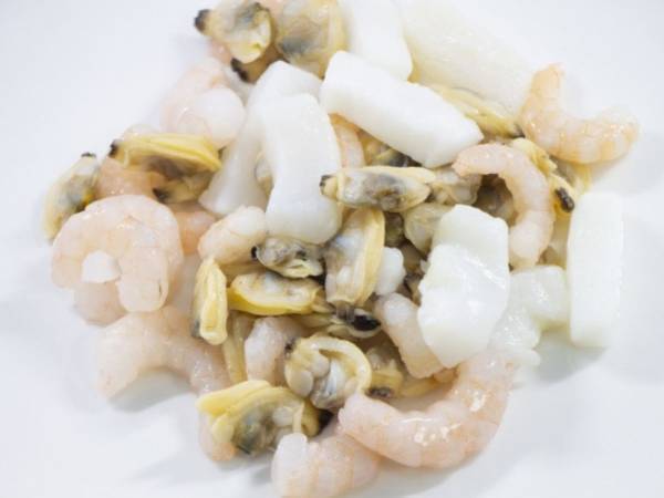 冷凍シーフードミックスをプリプリに解凍する裏技　塩水に○分浸けておくと…？