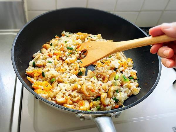 チャーハンをパラパラに仕上げるには？　キユーピー直伝のちょい足しアイディアに「たったこれだけで！」「劇的」