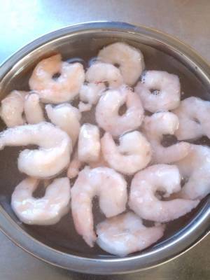 お正月料理に試したい！　冷凍エビをプリップリに解凍できる裏技