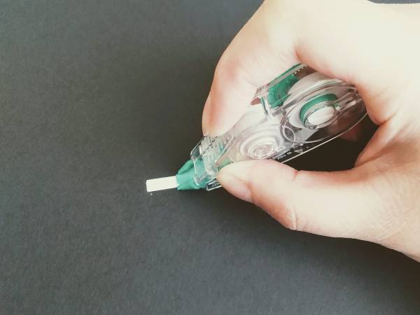 トンボ鉛筆直伝！　テープのりを上手に引くコツに「なるほど」「そう使えばいいのか」