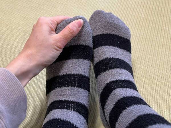「避難所で足先が冷える場合は」　靴下屋の投稿に「コレは知らなかった」「覚えておこう」