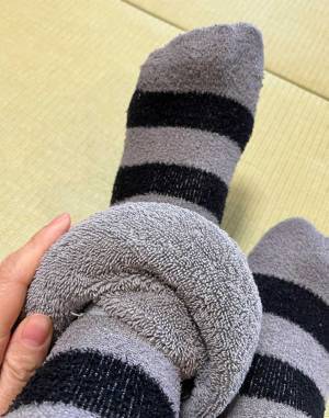 「避難所で足先が冷える場合は」　靴下屋の投稿に「コレは知らなかった」「覚えておこう」