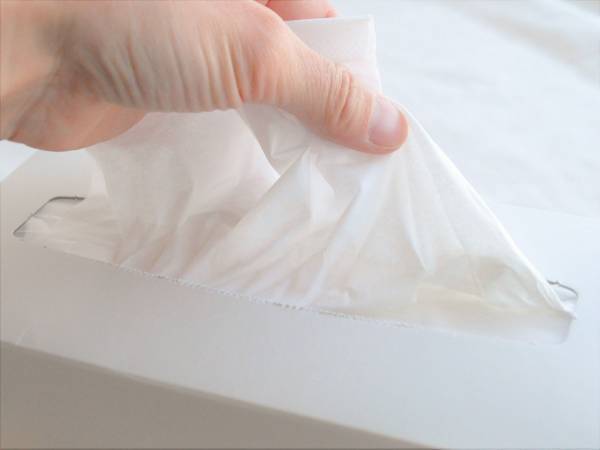 お風呂のカビ取り　吹きかけた洗剤が垂れるのを防ぐコツに「それ使えばいいのか」「賢い」