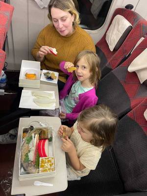 新幹線が止まり車内で一泊　元日のジョージア大使一家を救った『お弁当』とは　「コレはありがたい」