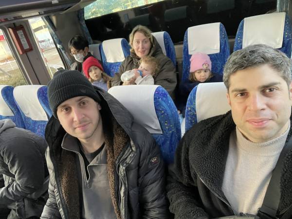 新幹線が止まり車内で一泊　元日のジョージア大使一家を救った『お弁当』とは　「コレはありがたい」