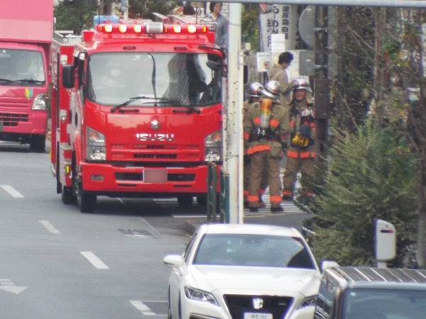 「１台だけなんか違う」　消防車の写真に「違和感なくて吹いた」「じわじわくる」