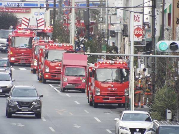 「１台だけなんか違う」　消防車の写真に「違和感なくて吹いた」「じわじわくる」