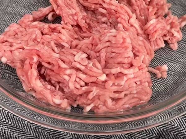 ひき肉の電子レンジ解凍　加熱ムラをなくすには？　「アレを外して」