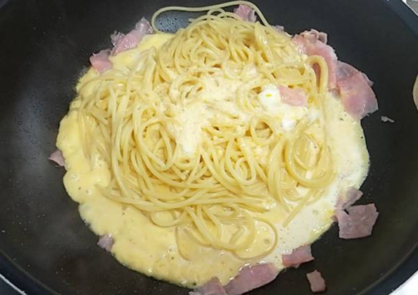 すぐできる簡単濃厚カルボナーラ　使った材料は？「意外すぎ」「なんてクリーミー」