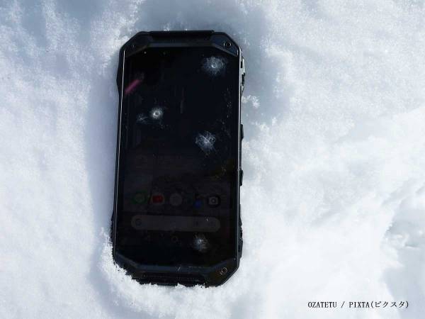 冬はスマホのバッテリーが早く消耗する？　KDDIの実験結果に「注意したい」