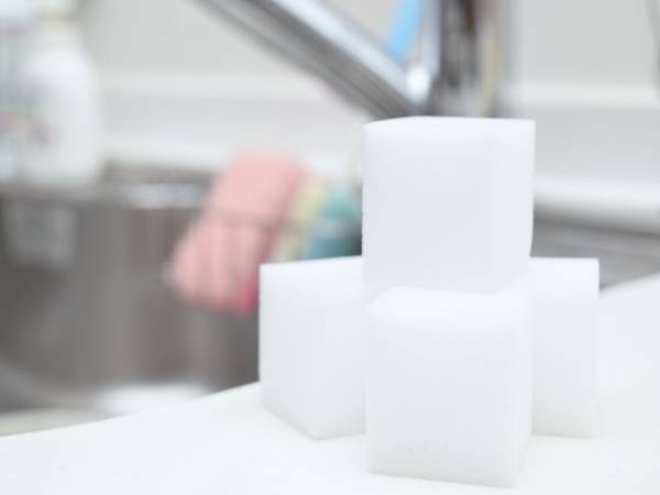 メラミンスポンジの正しい使い方は？　水だけで汚れが落とせるのは素材の構造にあった！