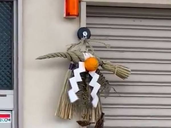 しめ飾りにこんな『客』が！「ごはん会場、こちらです」「恩返しに来てくれますよ」