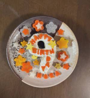 犬用のケーキを作ったら、飼い主のごはんが…!　対比写真に「笑った」「私と一緒」