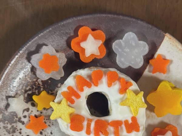 犬用のケーキを作ったら、飼い主のごはんが…!　対比写真に「笑った」「私と一緒」