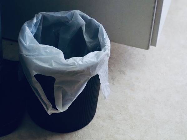 ゴミ箱にセットしたビニール袋をしっかり留める裏技　「ねじるだけで？」「いいこと聞いた」