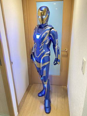 いろんな意味で強い『成人式のスーツ』　写真に「違う、そうじゃない」「笑った」