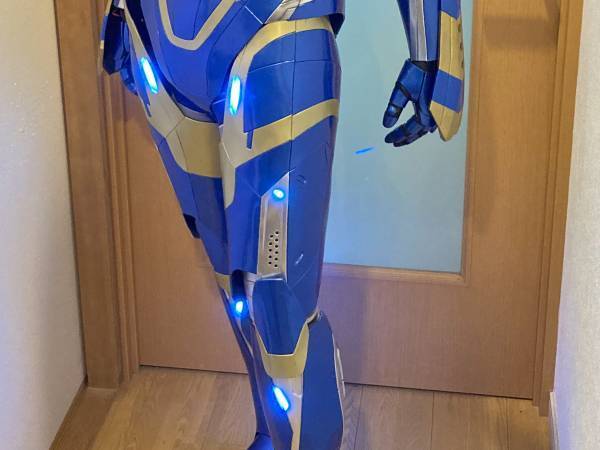 いろんな意味で強い『成人式のスーツ』　写真に「違う、そうじゃない」「笑った」