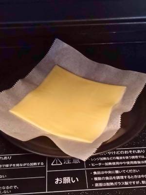 スライスチーズをレンチンすると○○に変身？　驚きの代用アイディアに「これはすごい」「考えたことなかった」