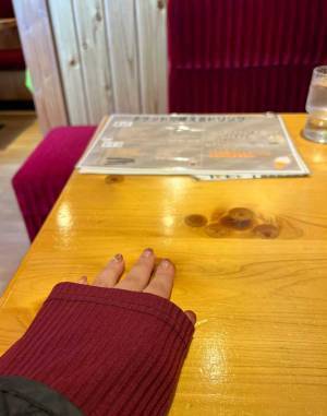 コメダ珈琲にモーニングを飲みに来た客、着ていた服があるものに擬態！　「爆笑」「同化しとる…」