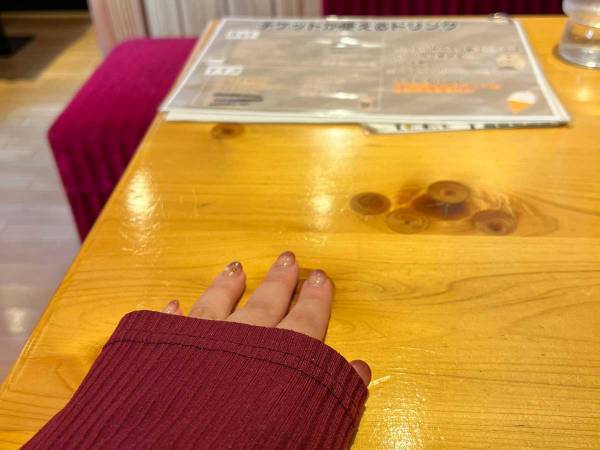 コメダ珈琲にモーニングを飲みに来た客、着ていた服があるものに擬態！　「爆笑」「同化しとる…」