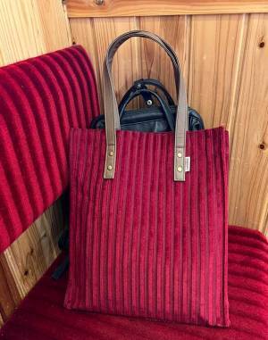 コメダ珈琲にモーニングを飲みに来た客、着ていた服があるものに擬態！　「爆笑」「同化しとる…」