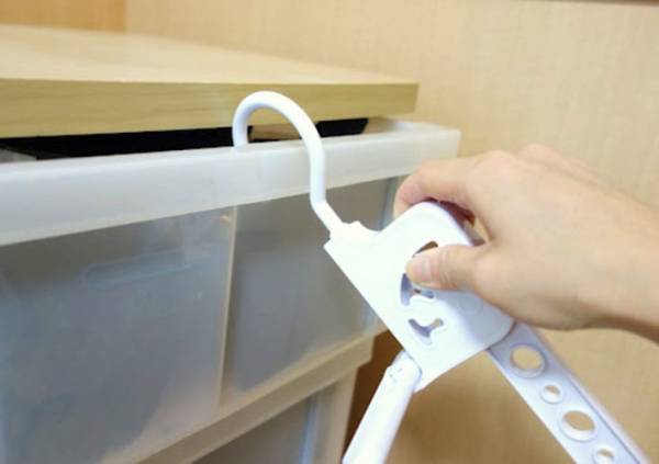 ドアや引き出しで洗濯物を干せる！　ダイソーの『室内干しハンガー』が優秀すぎる