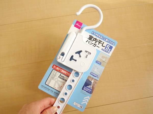 ドアや引き出しで洗濯物を干せる！　ダイソーの『室内干しハンガー』が優秀すぎる