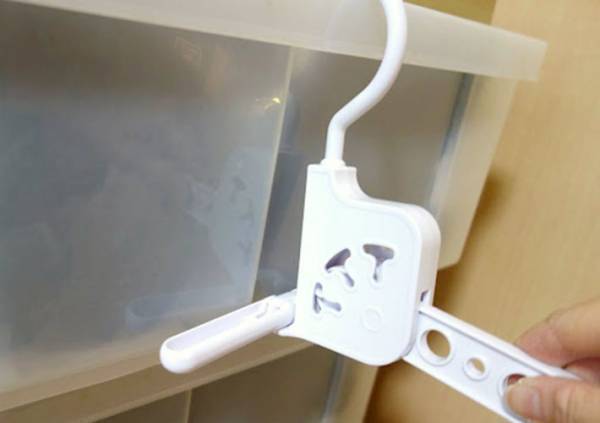 ドアや引き出しで洗濯物を干せる！　ダイソーの『室内干しハンガー』が優秀すぎる