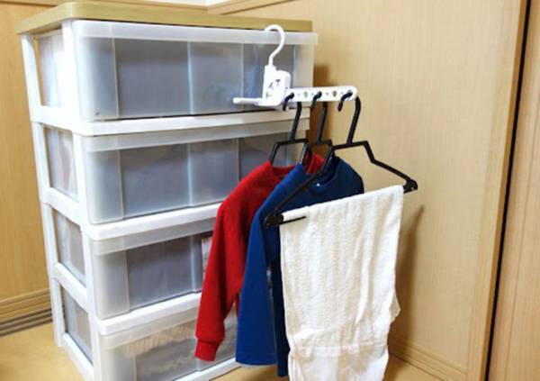 ドアや引き出しで洗濯物を干せる！　ダイソーの『室内干しハンガー』が優秀すぎる