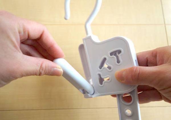 ドアや引き出しで洗濯物を干せる！　ダイソーの『室内干しハンガー』が優秀すぎる