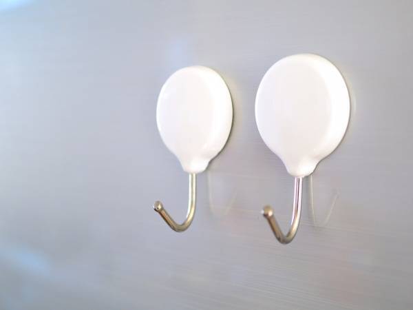 貼ってはがせるから賃貸でも安心！　Seriaの『フィルムフック』に「作ってくれた人天才」