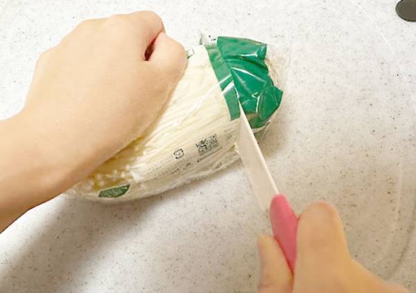 早く知りたかった！　えのきが散らばらない切り方が目からウロコ