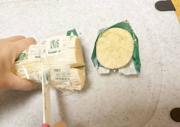 早く知りたかった！　えのきが散らばらない切り方が目からウロコ