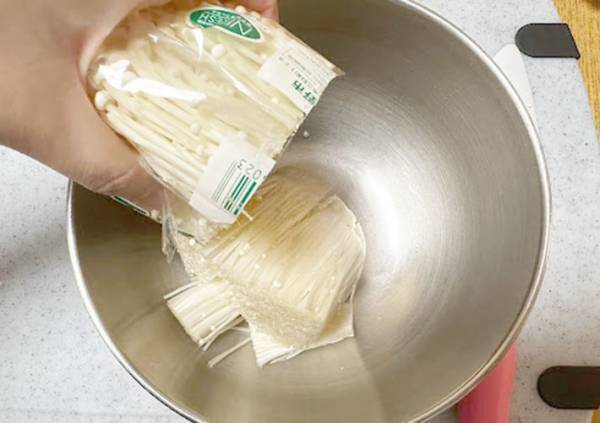 早く知りたかった！　えのきが散らばらない切り方が目からウロコ