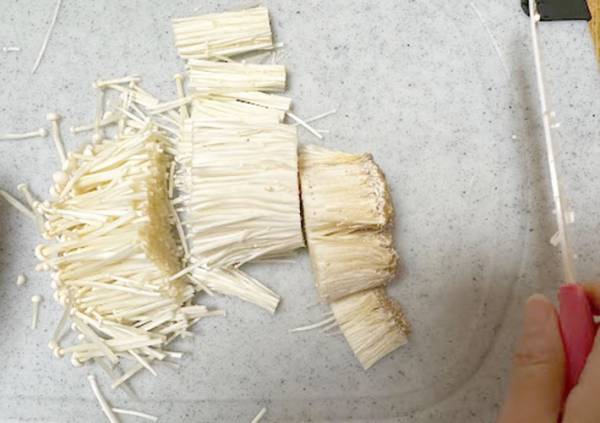 早く知りたかった！　えのきが散らばらない切り方が目からウロコ