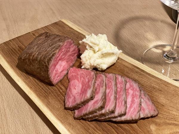 まるでバラみたい！　ローストビーフをきれいに盛り付けるコツが「ナイスアイディア」