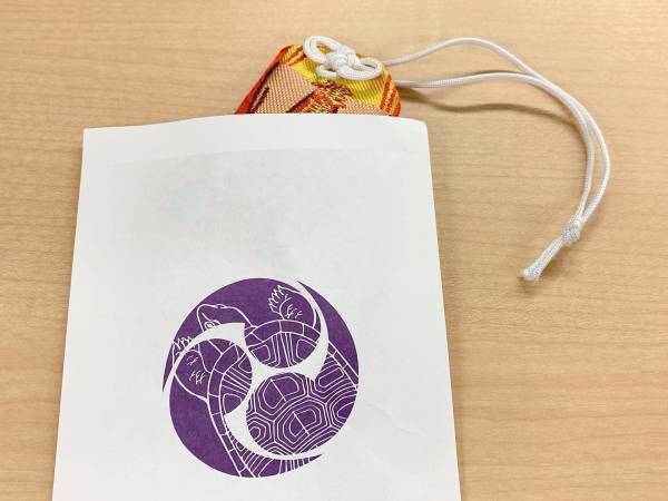 初詣で行った神社の『おまもり』　デザインに「強烈すぎる」「ズドーンって感じ」