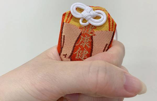 初詣で行った神社の『おまもり』　デザインに「強烈すぎる」「ズドーンって感じ」