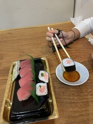 寿司を食べる画像
